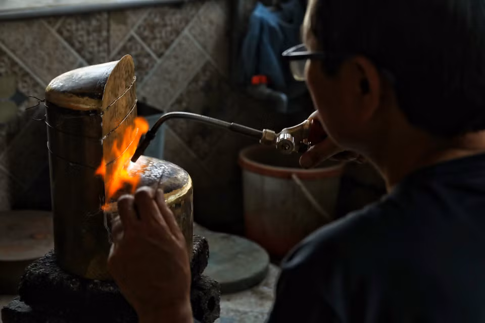 Cần giữ nhiệt độ đảm bảo để chất liệu đạt độ mềm và độ dẻo phù hợp cho các bước tiếp theo. (Ảnh: Phương Anh/TTXVN phát)