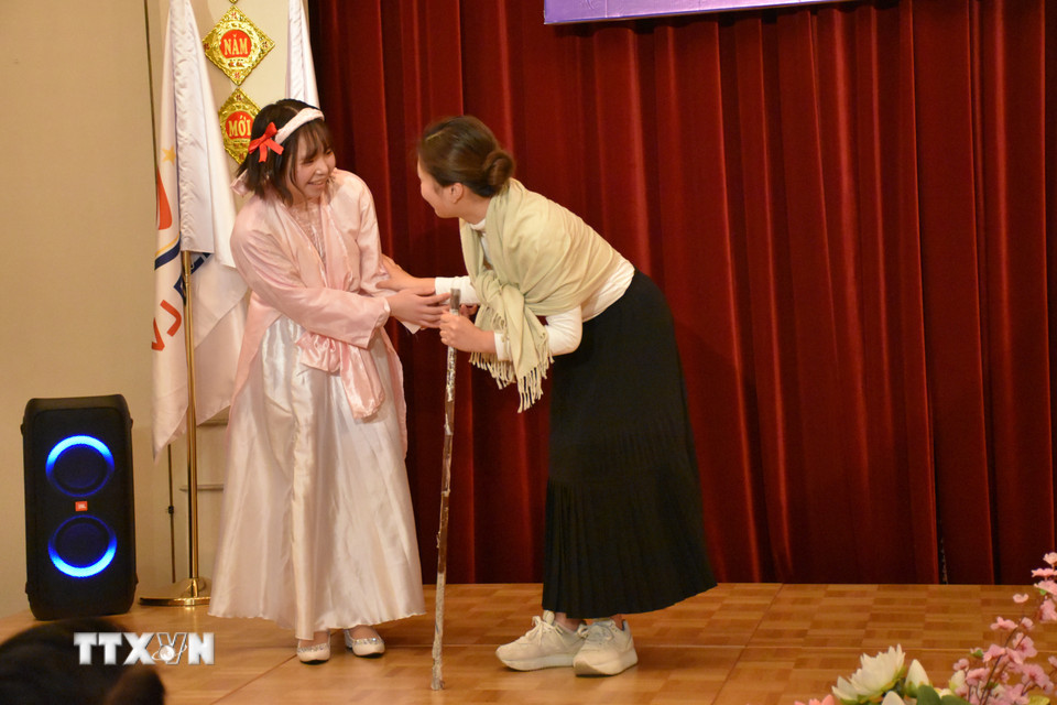 Phân cảnh bà lão bán nước phát hiện Tấm là người đã chăm sóc ngôi nhàlúc bà vắng nhà.