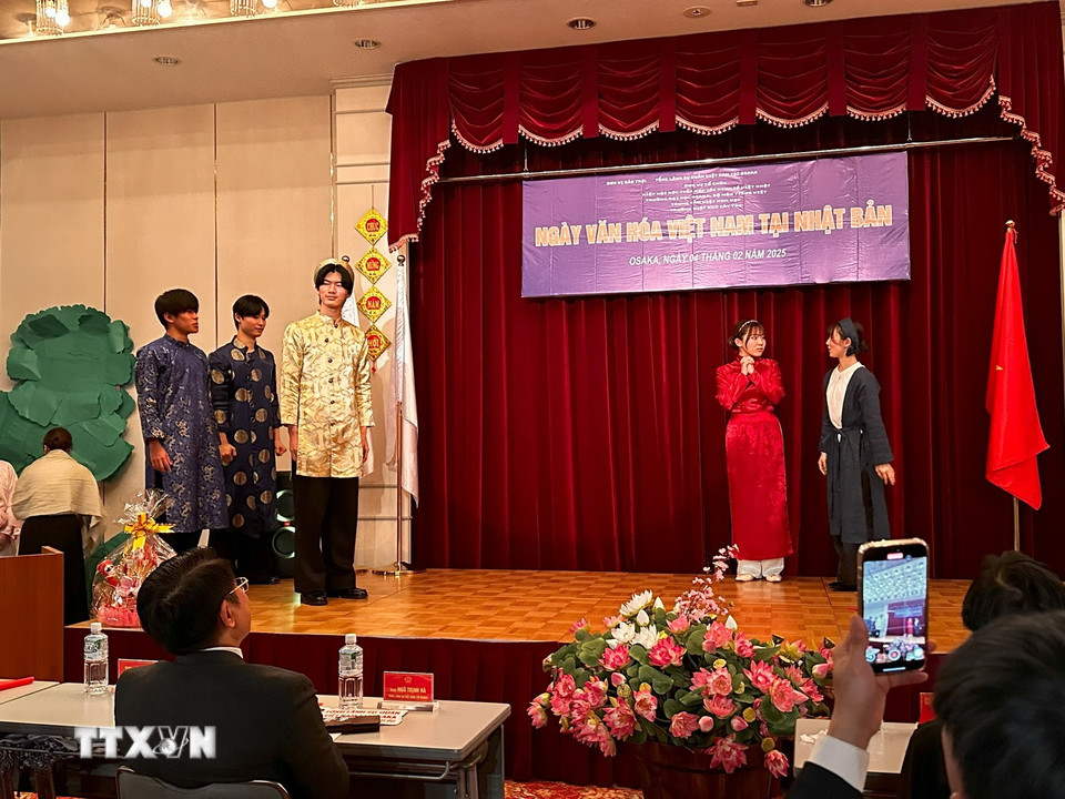 Phân cảnh mẹ con Cám đang tìm cách để nhà vua không gặp được Tấm.