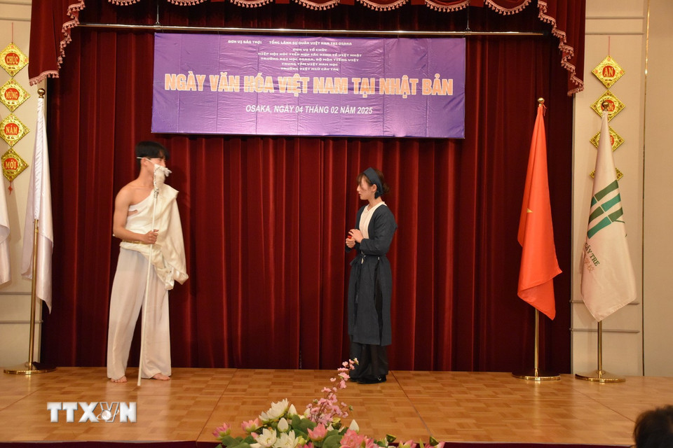 Phân cảnh Bụt xuất hiện để giúp Tấm đi dự hội. (Ảnh: Nguyễn Tuyến/TTXVN)