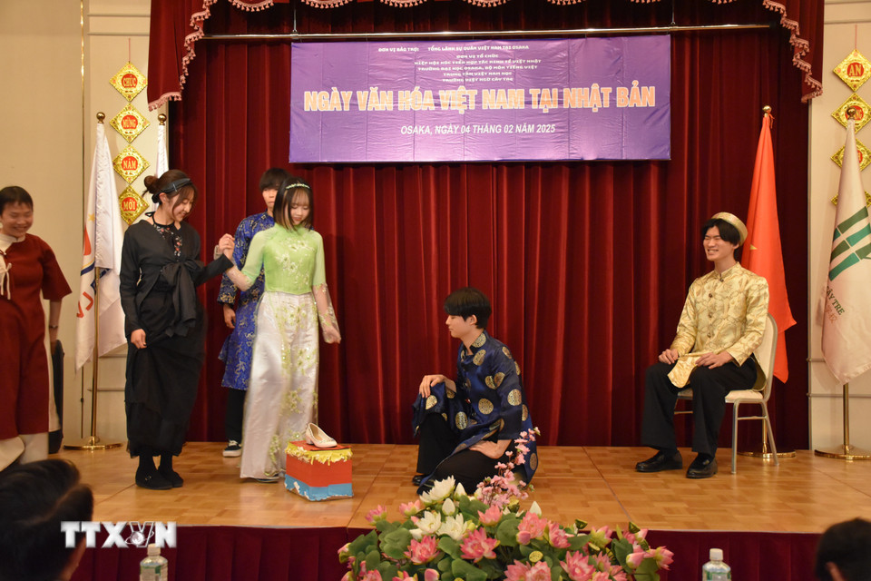 Phân cảnh các thiếu nữ nô nức đến tham dự lễ hội thử hài.