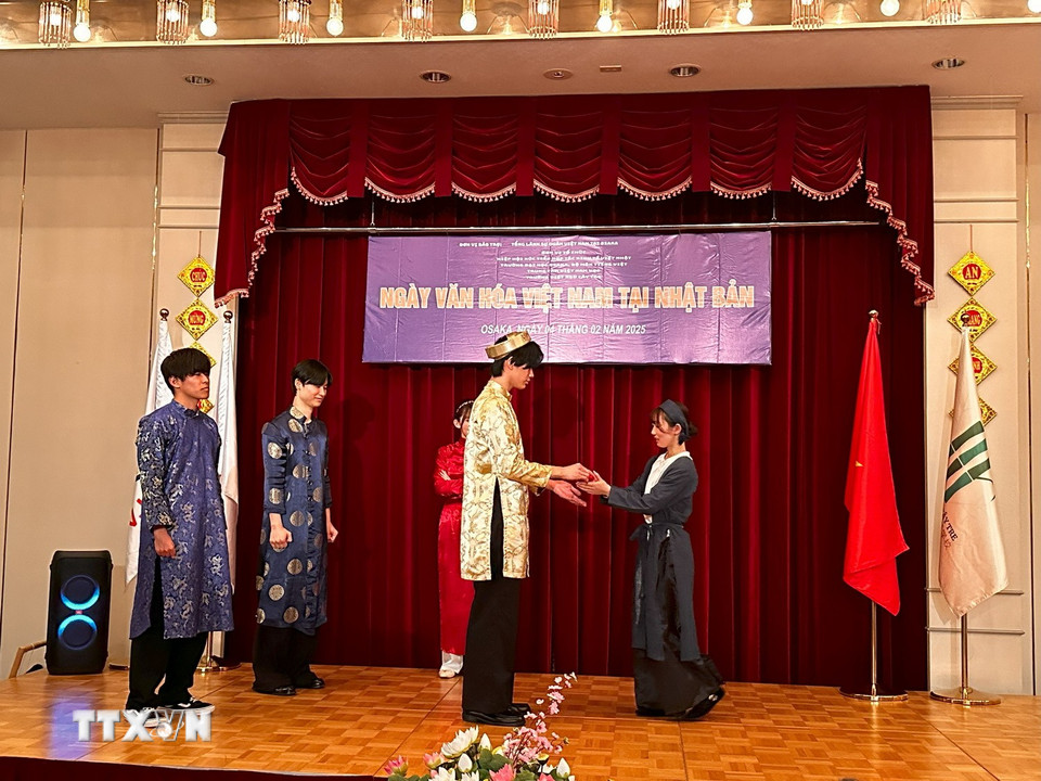 Phân cảnh nhà vua lần đầu tiên gặp Tấm và trao cho Tấm tín vật định tình.