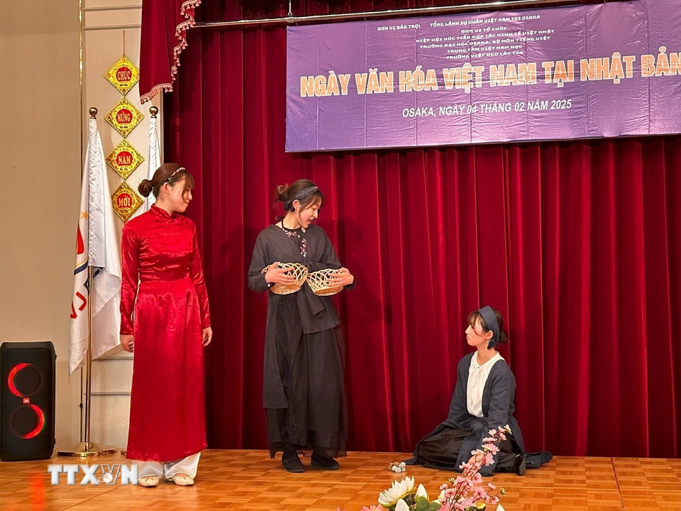 Phân cảnh Tấm bị dì ghẻ và Cám bắt nạt trong vở kịch Tấm Cám. (Ảnh: Nguyễn Tuyến/TTXVN)