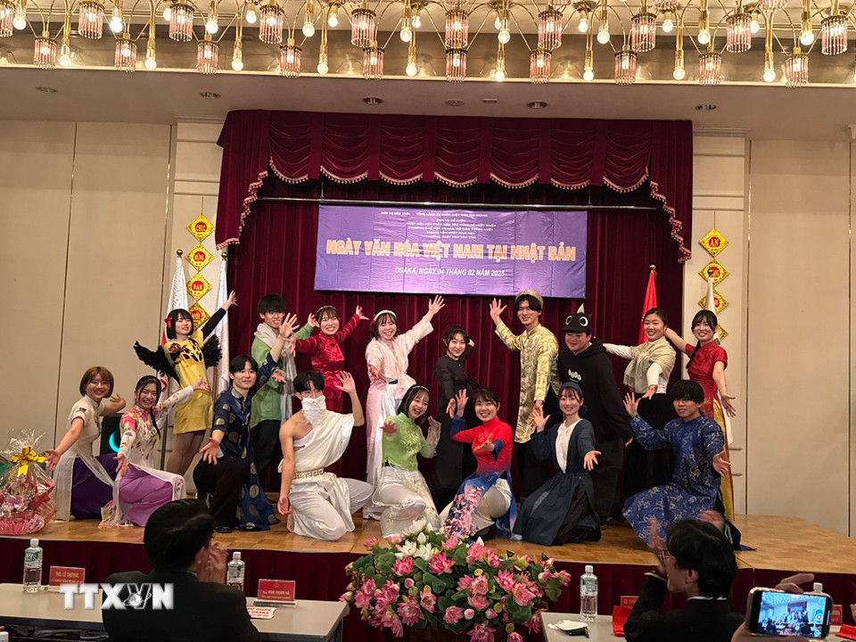 Toàn bộ diễn viên kết thúc vở kịch trong sự tán thưởng nồng nhiệt của khán giả.