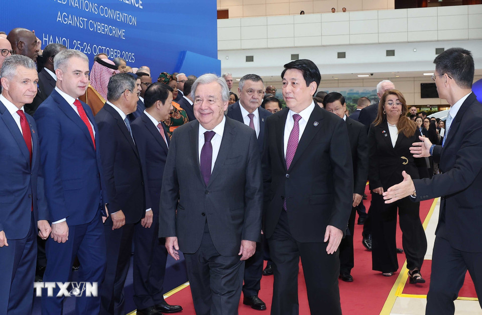 Chủ tịch nước Lương Cường đón Tổng Thư ký Liên hợp quốc António Guterres dự Lễ mở ký và Hội nghị cấp cao Công ước Liên hợp quốc về chống tội phạm mạng. (Ảnh: Lâm Khánh/TTXVN)