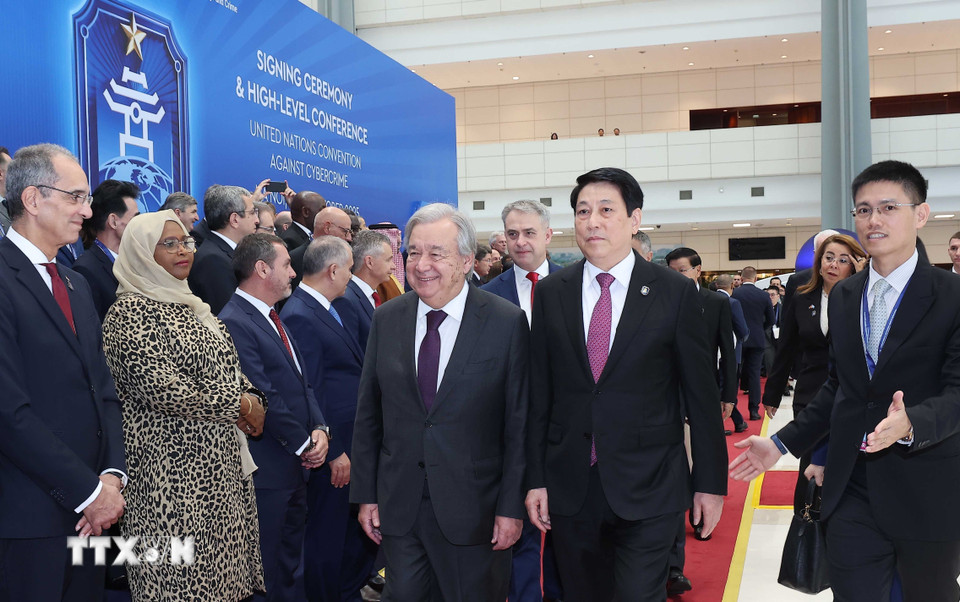 Chủ tịch nước Lương Cường đón Tổng Thư ký Liên hợp quốc António Guterres dự Lễ mở ký và Hội nghị cấp cao Công ước Liên hợp quốc về chống tội phạm mạng tại Hà Nội, từ ngày 25-26/10/2025. (Ảnh: Lâm Khánh/TTXVN)