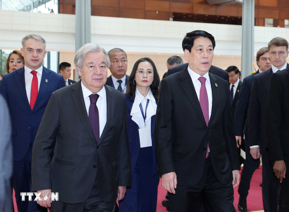Chủ tịch nước Lương Cường đón Tổng Thư ký Liên hợp quốc António Guterres dự Lễ mở ký và Hội nghị cấp cao Công ước Liên hợp quốc về chống tội phạm mạng. (Ảnh: Lâm Khánh/TTXVN)