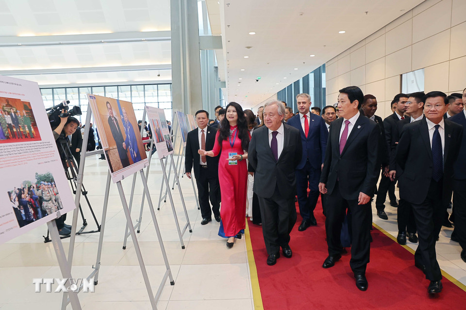 Chủ tịch nước Lương Cường và Tổng Thư ký Liên hợp quốc António Guterres cùng các Trưởng đoàn xem trưng bày ảnh do Thông tấn xã Việt Nam thực hiện. (Ảnh: Lâm Khánh/TTXVN)