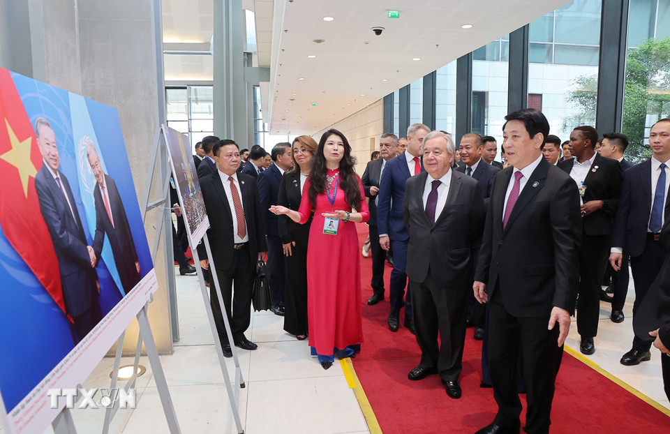 Chủ tịch nước Lương Cường và Tổng Thư ký Liên hợp quốc António Guterres cùng các Trưởng đoàn xem trưng bày ảnh do Thông tấn xã Việt Nam thực hiện. (Ảnh: Lâm Khánh/TTXVN)
