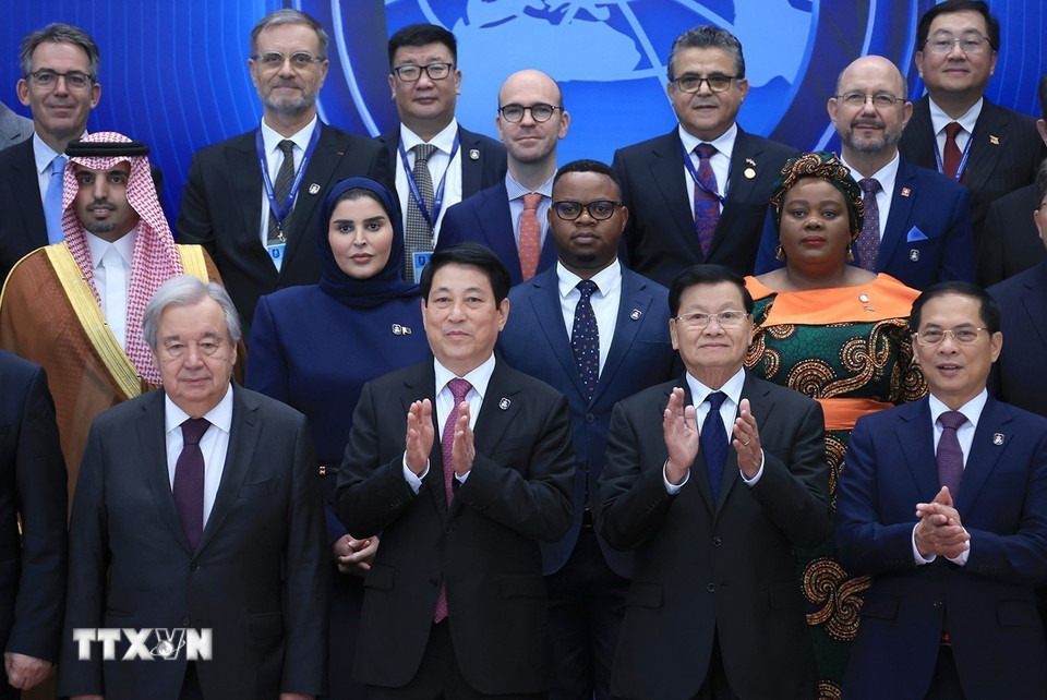 Chủ tịch nước Lương Cường và Tổng Thư ký Liên hợp quốc António Guterres chụp ảnh chung với các Trưởng đoàn dự Lễ mở ký Công ước Hà Nội. (Ảnh: Tuấn Anh/TTXVN)