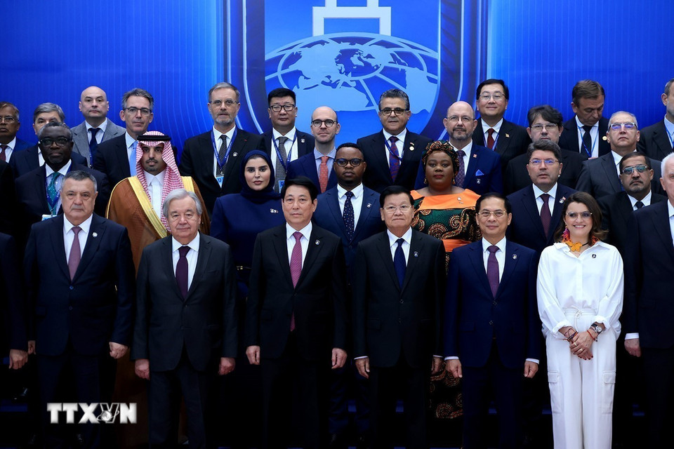 Chủ tịch nước Lương Cường và Tổng Thư ký Liên hợp quốc António Guterres chụp ảnh chung với các Trưởng đoàn dự Lễ mở ký Công ước Hà Nội. (Ảnh: Tuấn Anh/TTXVN)