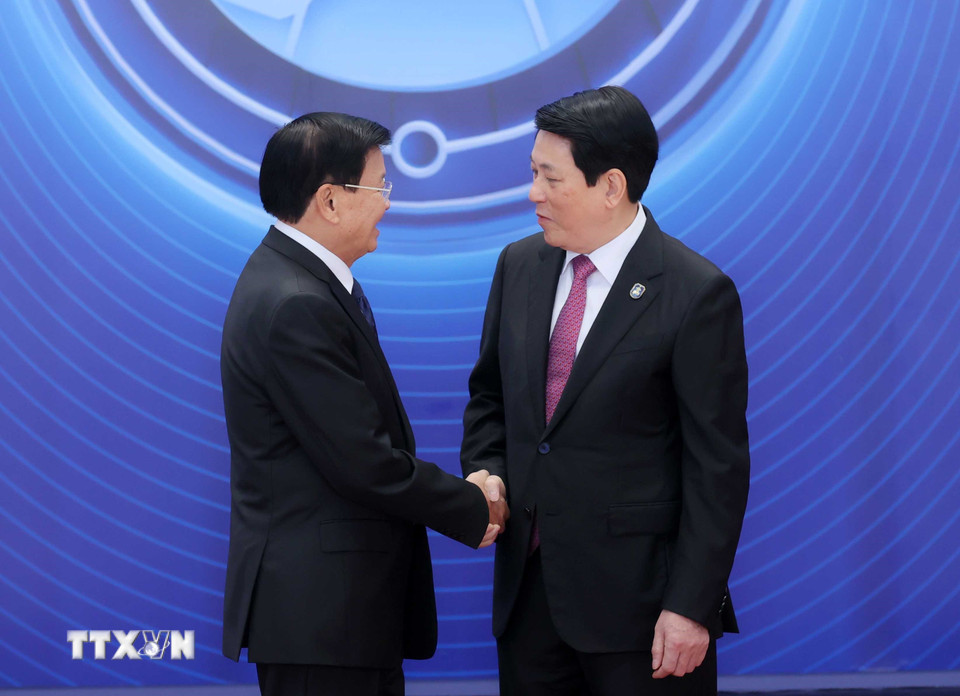 Chủ tịch nước Lương Cường đón Tổng Bí thư, Chủ tịch nước Lào Thongloun Sisoulith dự Lễ mở ký Công ước Hà Nội. (Ảnh: Phạm Kiên/TTXVN)