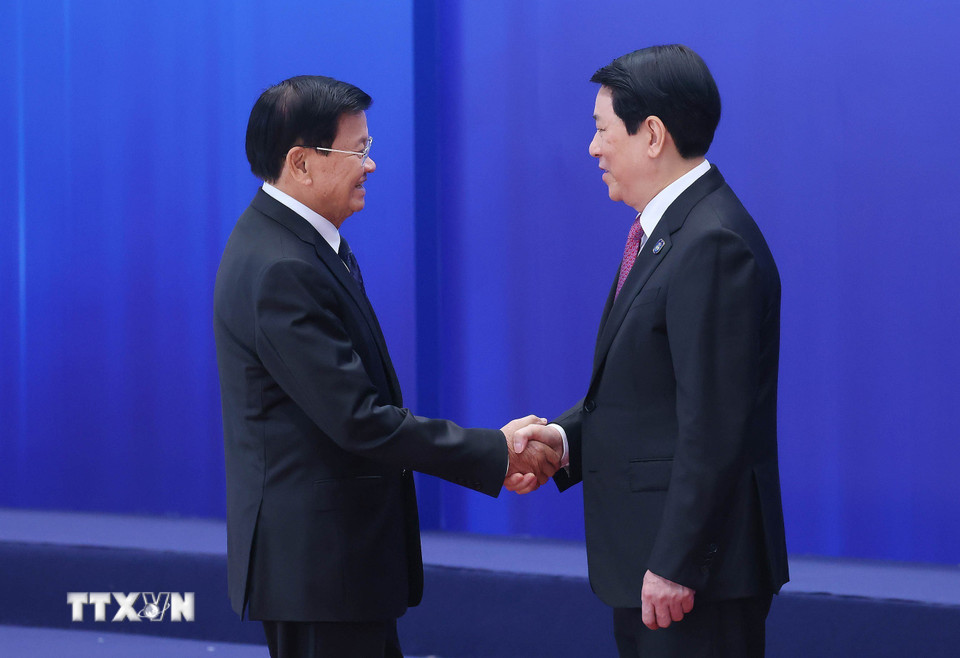 Chủ tịch nước Lương Cường đón Tổng Bí thư, Chủ tịch nước Lào Thongloun Sisoulith dự Lễ mở ký Công ước Hà Nội. (Ảnh: Phạm Kiên/TTXVN)