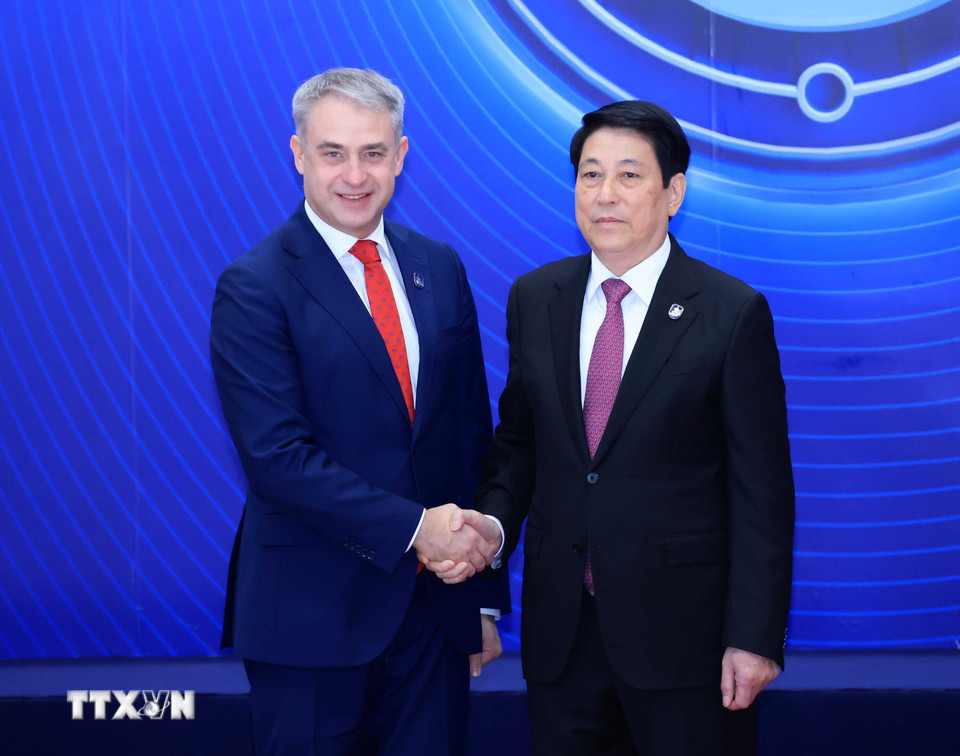 Chủ tịch nước Lương Cường đón Phó Thủ tướng Ba Lan Krzysztof Gawkowski dự Lễ mở ký Công ước Hà Nội. (Ảnh: Lâm Khánh/TTXVN)