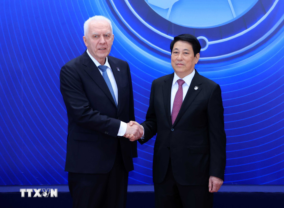 Chủ tịch nước Lương Cường đón Tổng Công tố Nga Alexander Vladimirovich Gutsan dự Lễ mở ký Công ước Hà Nội. (Ảnh: Lâm Khánh/TTXVN)