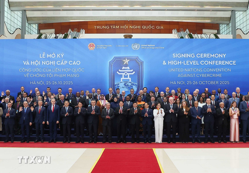 Chủ tịch nước Lương Cường và Tổng Thư ký Liên hợp quốc Antonio Guterres cùng các Trưởng đoàn chụp ảnh chung. (Ảnh: TTXVN)