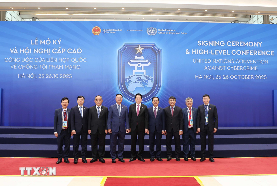 Chủ tịch nước Lương Cường và các đại biểu đoàn Việt Nam tham dự Lễ mở ký và Hội nghị cấp cao Công ước của Liên hợp quốc về chống tội phạm mạng (Công ước Hà Nội). (Ảnh: TTXVN)