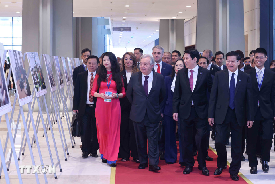 Chủ tịch nước Lương Cường và Tổng Thư ký Liên hợp quốc António Guterres cùng các Trưởng đoàn xem trưng bày ảnh do Thông tấn xã Việt Nam thực hiện. (Ảnh: TTXVN)