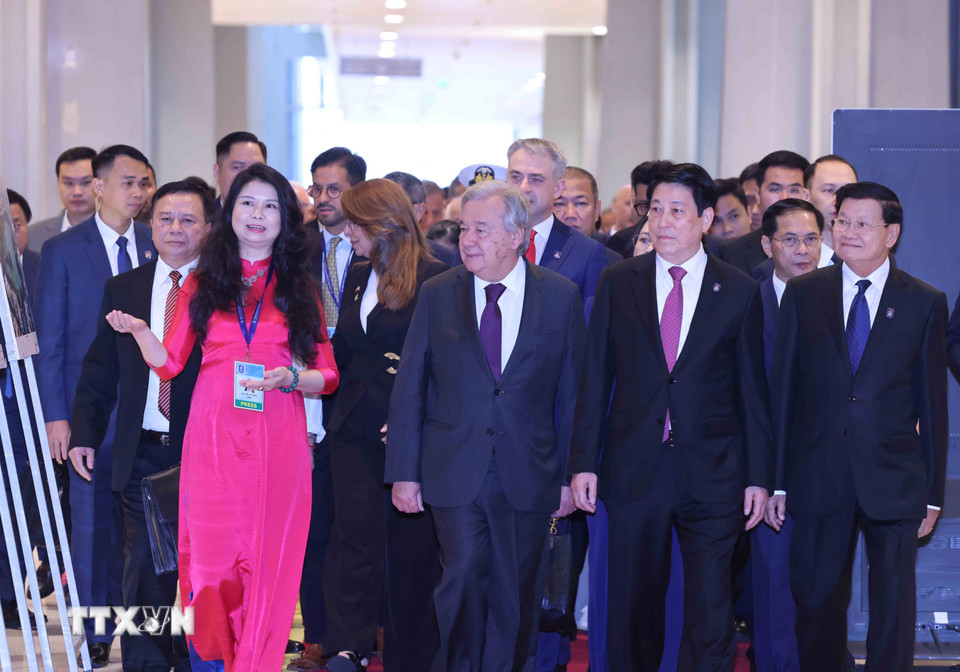 Chủ tịch nước Lương Cường và Tổng Thư ký Liên hợp quốc António Guterres cùng các Trưởng đoàn xem trưng bày ảnh do Thông tấn xã Việt Nam thực hiện. (Ảnh: TTXVN)
