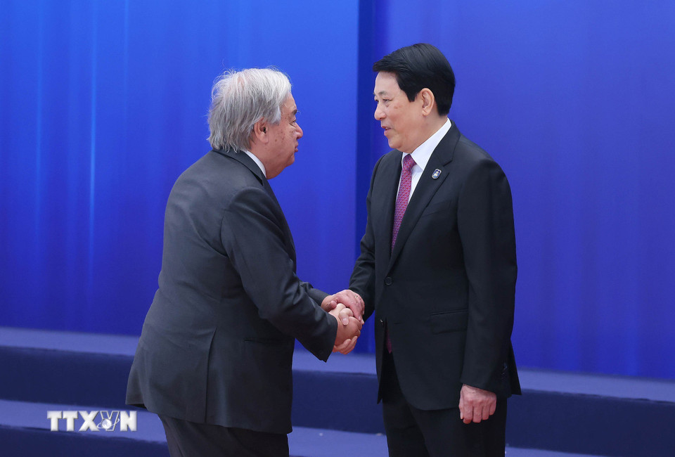 Chủ tịch nước Lương Cường đón Tổng Thư ký Liên hợp quốc António Guterres dự Lễ mở ký Công ước Hà Nội. (Ảnh: Phạm Kiên/TTXVN)