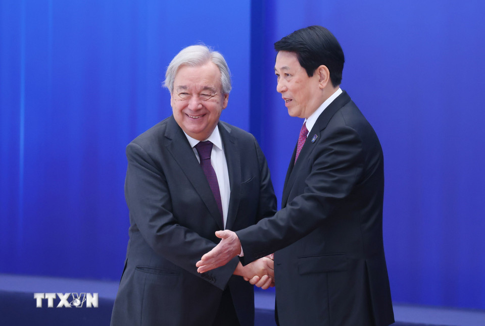 Chủ tịch nước Lương Cường đón Tổng Thư ký Liên hợp quốc António Guterres dự Lễ mở ký Công ước Hà Nội. (Ảnh: Phạm Kiên/TTXVN)