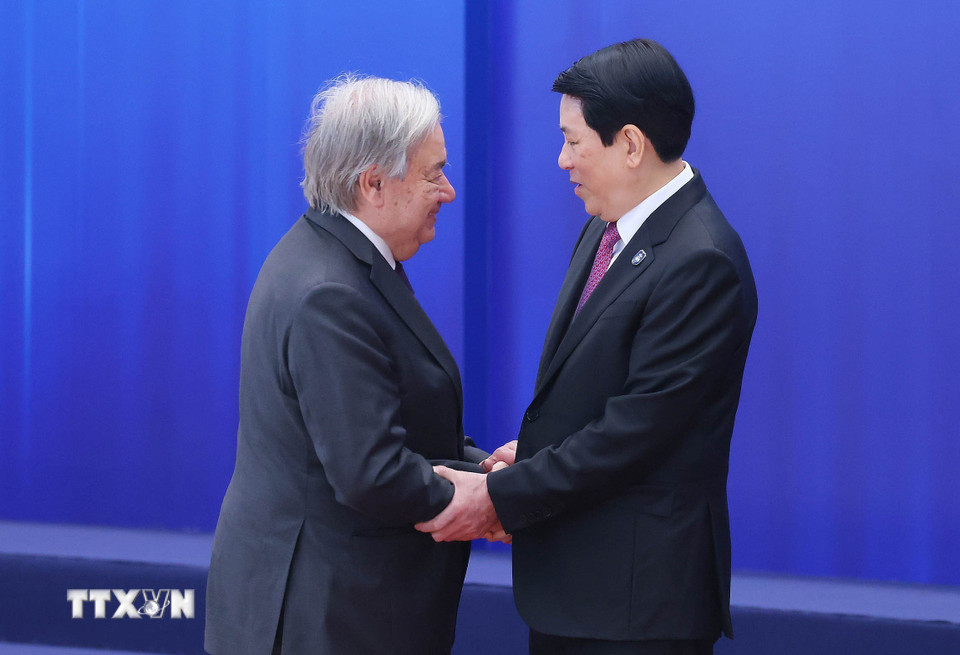 Chủ tịch nước Lương Cường đón Tổng Thư ký Liên hợp quốc António Guterres dự Lễ mở ký Công ước Hà Nội. (Ảnh: Phạm Kiên/TTXVN)