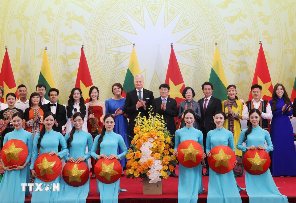 Chủ tịch nước Lương Cường và Phu nhân cùng Tổng thống Litva Gitanas Nauseda và Phu nhân với các nghệ sĩ Việt Nam. (Ảnh: Lâm Khánh/TTXVN)