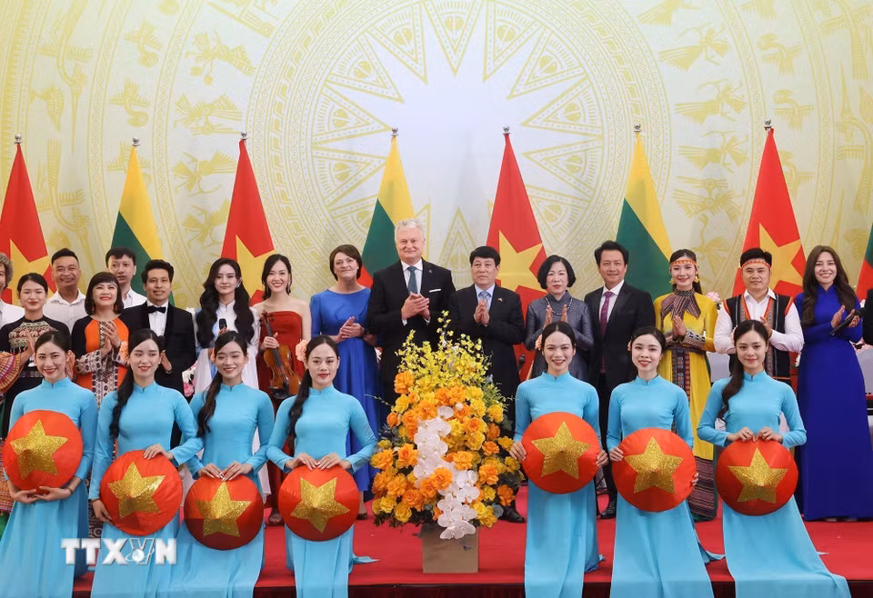 Chủ tịch nước Lương Cường và Phu nhân cùng Tổng thống Litva Gitanas Nauseda và Phu nhân với các nghệ sĩ Việt Nam. (Ảnh: Lâm Khánh/TTXVN)