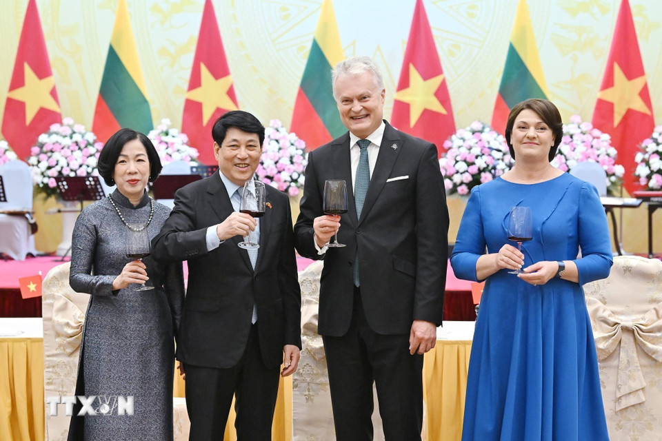 Chủ tịch nước Lương Cường và Phu nhân với Tổng thống Litva Gitanas Nauseda và Phu nhân tại tiệc chiêu đãi. (Ảnh: Lâm Khánh/TTXVN)