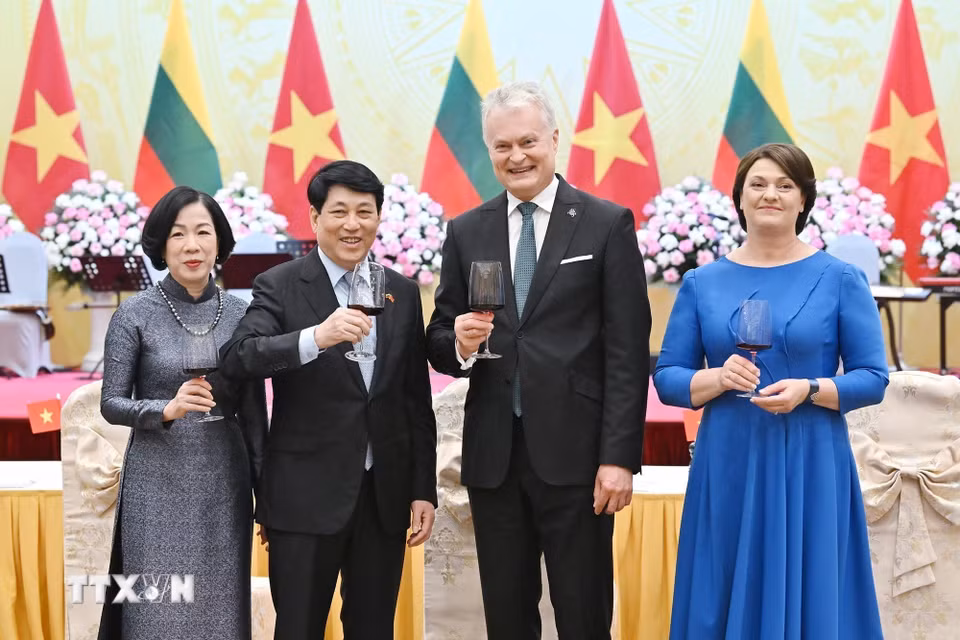 Chủ tịch nước Lương Cường và Phu nhân với Tổng thống Litva Gitanas Nauseda và Phu nhân tại tiệc chiêu đãi. (Ảnh: Lâm Khánh/TTXVN)