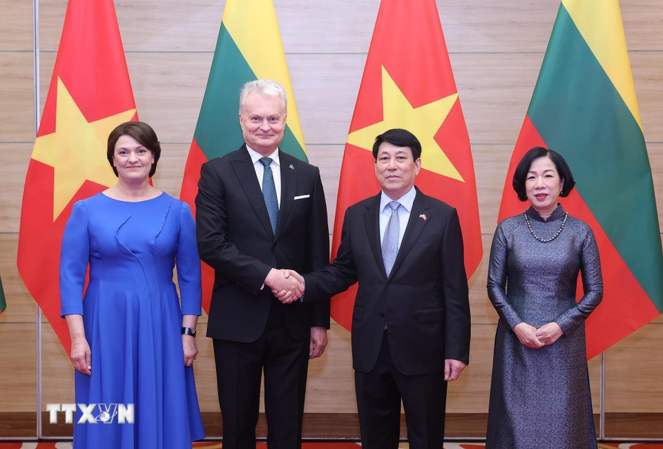 Chủ tịch nước Lương Cường và Phu nhân với Tổng thống Litva Gitanas Nauseda và Phu nhân dự tiệc chiêu đãi. (Ảnh: Lâm Khánh/TTXVN)