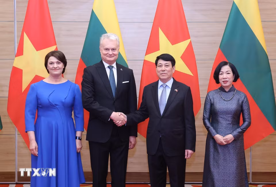 Chủ tịch nước Lương Cường và Phu nhân với Tổng thống Litva Gitanas Nauseda và Phu nhân dự tiệc chiêu đãi. (Ảnh: Lâm Khánh/TTXVN)