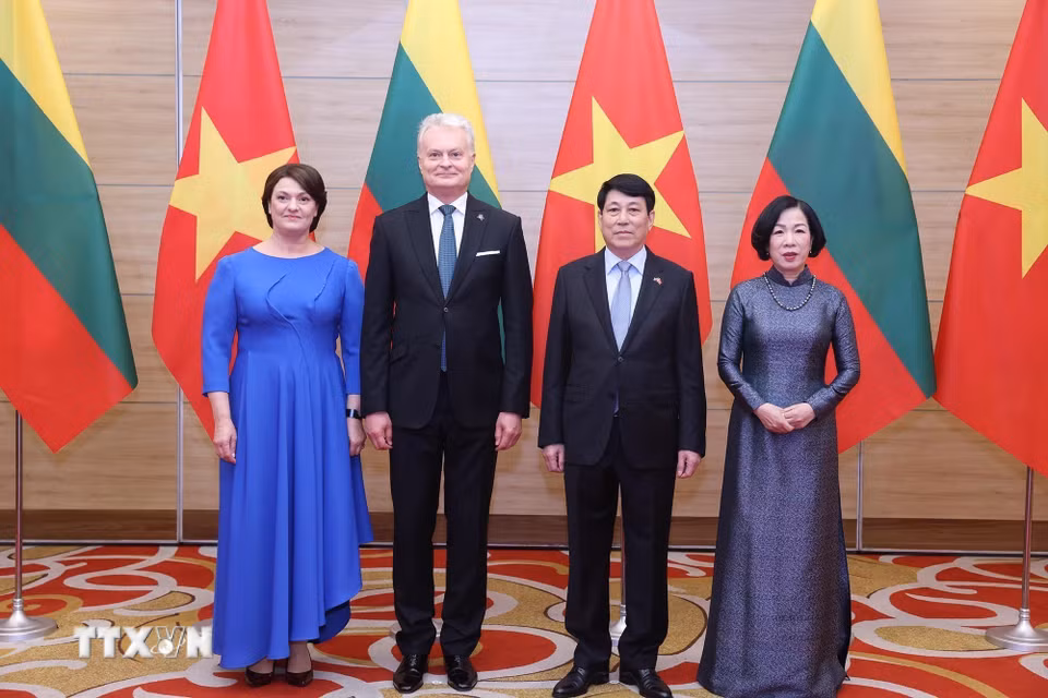 Chủ tịch nước Lương Cường và Phu nhân với Tổng thống Litva Gitanas Nauseda và Phu nhân dự tiệc chiêu đãi. (Ảnh: Lâm Khánh/TTXVN)