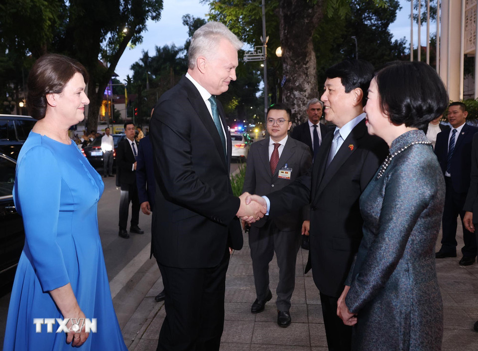 Chủ tịch nước Lương Cường và Phu nhân đón Tổng thống Litva Gitanas Nauseda và Phu nhân dự tiệc chiêu đãi. (Ảnh: Lâm Khánh/TTXVN)