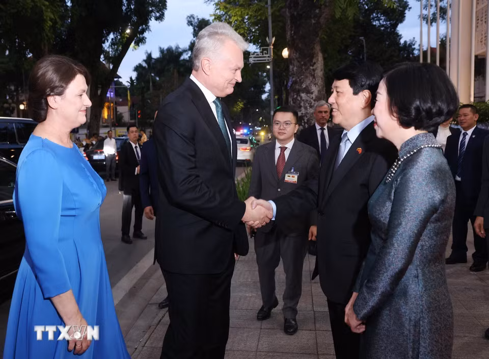 Chủ tịch nước Lương Cường và Phu nhân đón Tổng thống Litva Gitanas Nauseda và Phu nhân dự tiệc chiêu đãi. (Ảnh: Lâm Khánh/TTXVN)