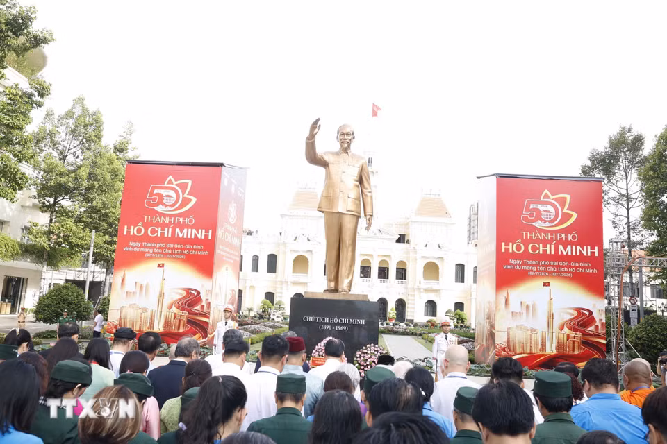 Tượng đài Chủ tịch Hồ Chí Minh trên đường Nguyễn Huệ, phường Sài Gòn. (Ảnh: Thống Nhất/TTXVN)