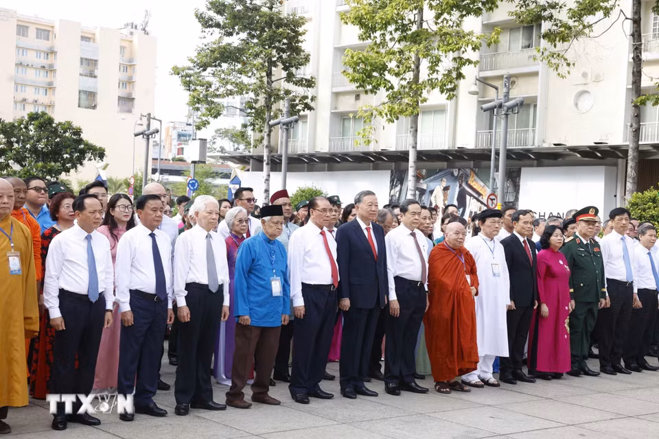 Tổng Bí thư, Chủ tịch nước Tô Lâm, các đồng chí lãnh đạo, nguyên lãnh đạo Đảng, Nhà nước dâng hoa Chủ tịch Hồ Chí Minh tại công viên tượng đài Chủ tịch Hồ Chí Minh (đường Nguyễn Huệ, phường Sài Gòn). (Ảnh: Thống Nhất/TTXVN)