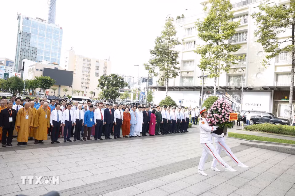 Tổng Bí thư, Chủ tịch nước Tô Lâm, các đồng chí lãnh đạo, nguyên lãnh đạo Đảng, Nhà nước dâng hoa Chủ tịch Hồ Chí Minh tại công viên tượng đài Chủ tịch Hồ Chí Minh (đường Nguyễn Huệ, phường Sài Gòn). (Ảnh: Thống Nhất/TTXVN)
