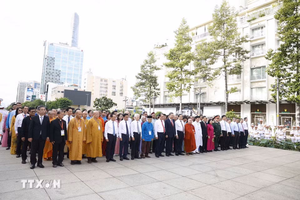 Tổng Bí thư, Chủ tịch nước Tô Lâm, các đồng chí lãnh đạo, nguyên lãnh đạo Đảng, Nhà nước dâng hoa Chủ tịch Hồ Chí Minh tại công viên tượng đài Chủ tịch Hồ Chí Minh (đường Nguyễn Huệ, phường Sài Gòn). (Ảnh: Thống Nhất/TTXVN)