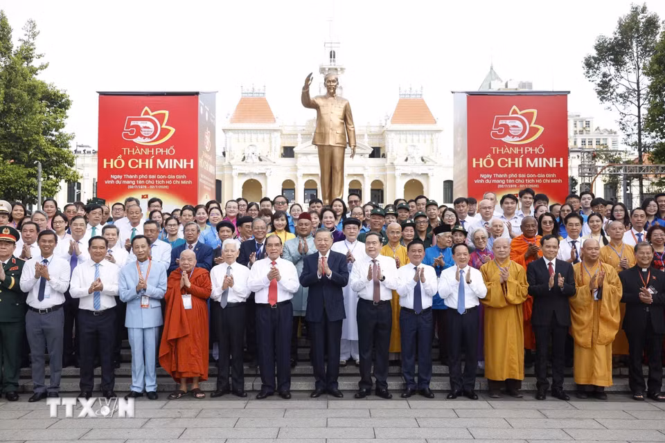 Tổng Bí thư, Chủ tịch nước Tô Lâm, các đồng chí lãnh đạo, nguyên lãnh đạo Đảng, Nhà nước tại công viên tượng đài Chủ tịch Hồ Chí Minh (đường Nguyễn Huệ, phường Sài Gòn). (Ảnh: Thống Nhất/TTXVN) ​