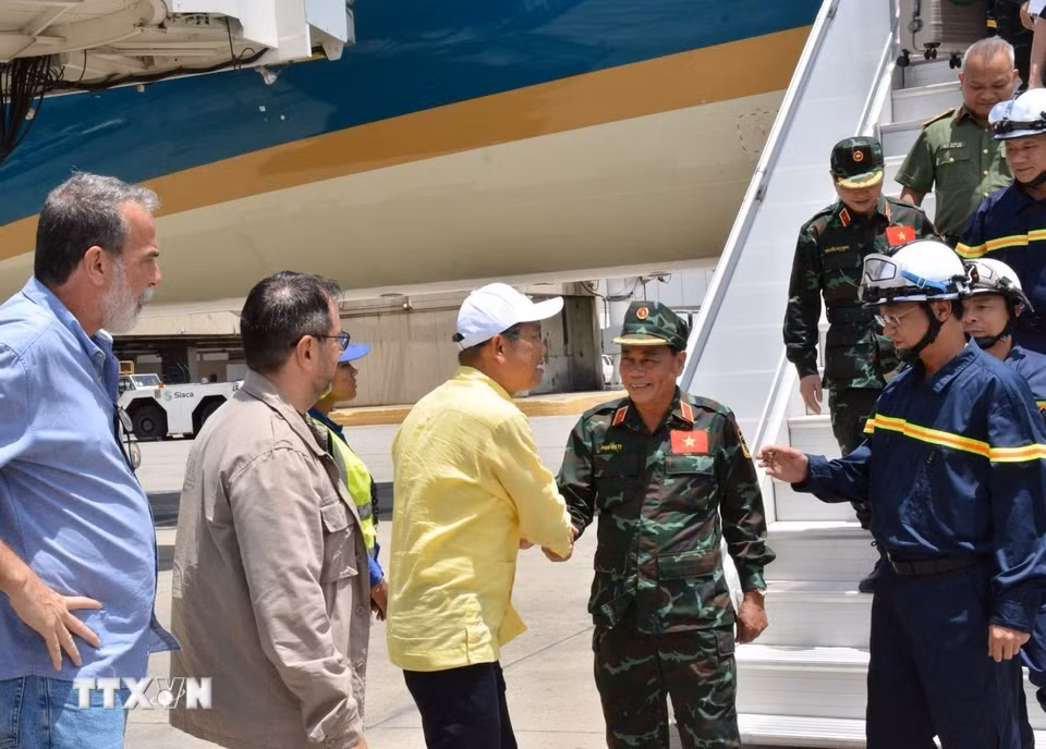 Đoàn Việt Nam đến sân bay quốc tế Simon Bolivar ở thành phố Maiquetia, bang La Guaira. (Ảnh: Hoàng Vũ/TTXVN phát)