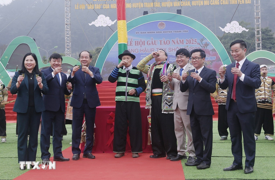 Lễ hội là dịp để lãnh đạo tỉnh và nhân dân gặp gỡ, giao lưu đầu Xuân năm mới. (Ảnh: Đinh Thùy/TTXVN)