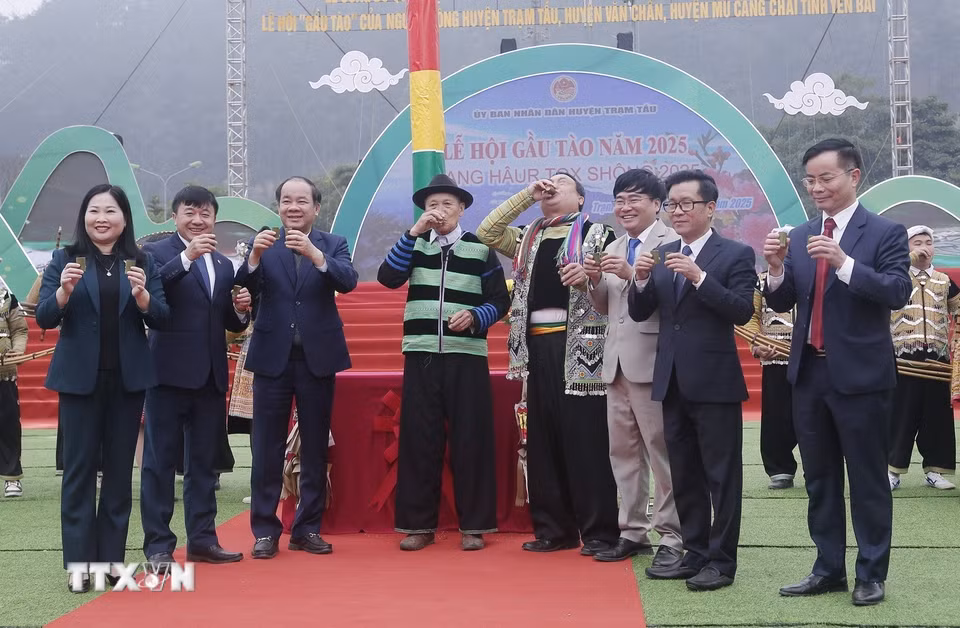 Lễ hội là dịp để lãnh đạo tỉnh và nhân dân gặp gỡ, giao lưu đầu Xuân năm mới. (Ảnh: Đinh Thùy/TTXVN)