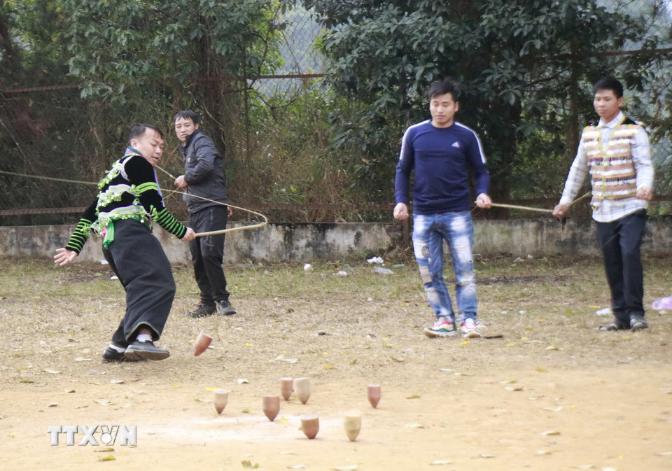 Trò chơi đánh cù thu hút nhiều thanh niên người Mông tham gia. (Ảnh: Đinh Thùy/TTXVN)