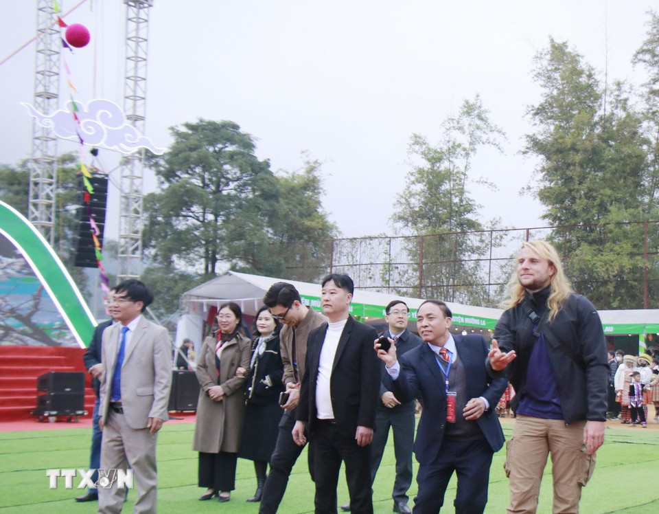 Đại biểu và du khách thích thú khi tham gia trò chơi ném pao. (Ảnh: Đinh Thùy/ TTXVN)