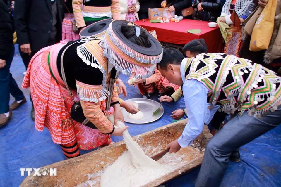 Thi giã bánh dày, hoạt động không thể thiếu tại Lễ hội Gầu Tào của người Mông. (Ảnh: Đinh Thùy/TTXVN)