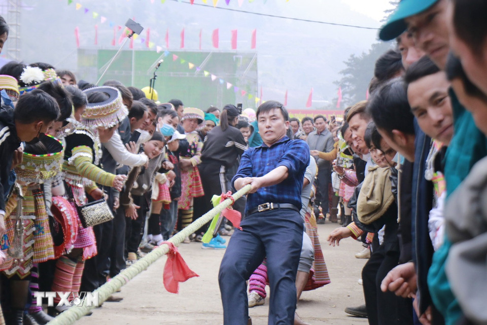 Trò chơi kéo co thu hút sự tham gia cổ vũ của người dân và du khách. (Ảnh: Đinh Thùy/TTXVN)