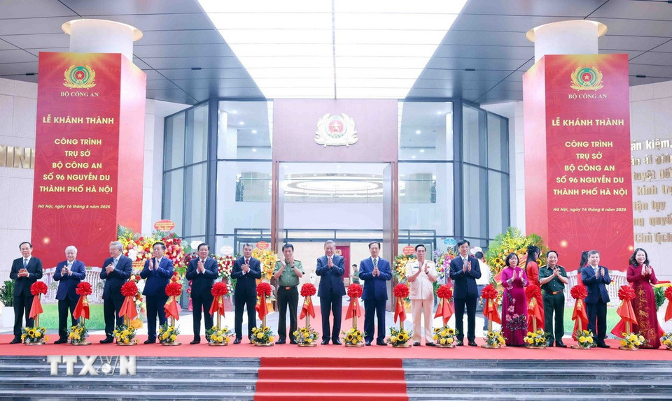 Tổng Bí thư Tô Lâm cùng các đại biểu thực hiện nghi thức cắt băng khánh thành Trụ sở Bộ Công an tại số 96 Nguyễn Du, thành phố Hà Nội. (Ảnh: Phạm Kiên/TTXVN)