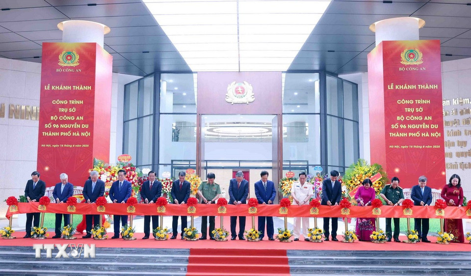 Tổng Bí thư Tô Lâm cùng các đại biểu thực hiện nghi thức cắt băng khánh thành Trụ sở Bộ Công an tại số 96 Nguyễn Du, thành phố Hà Nội. (Ảnh: Phạm Kiên/TTXVN)