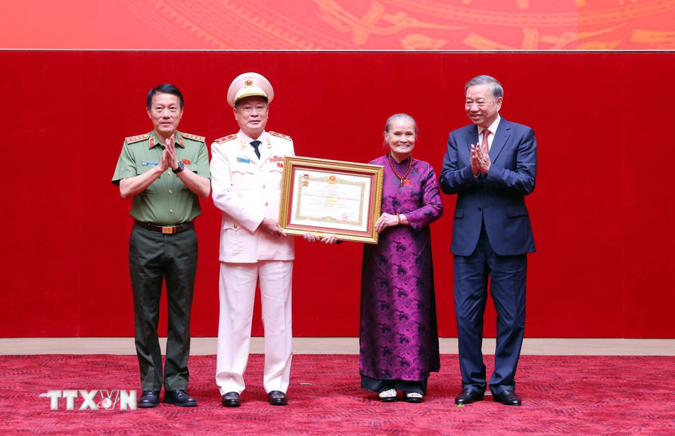 Tổng Bí thư Tô Lâm truy tặng Danh hiệu Anh hùng Lực lượng vũ trang nhân dân đối với cố Bộ trưởng Công an Lê Minh Hương. (Ảnh: Phạm Kiên/TTXVN)
